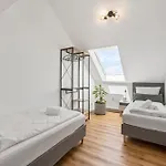 Apartment 5br 10 Beds, Tv&kitchen