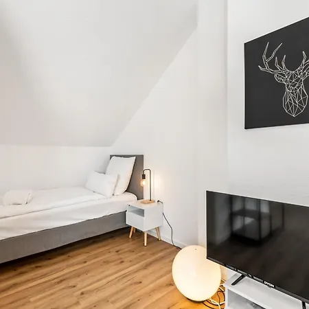 5br 10 Beds, Tv & Kitchen